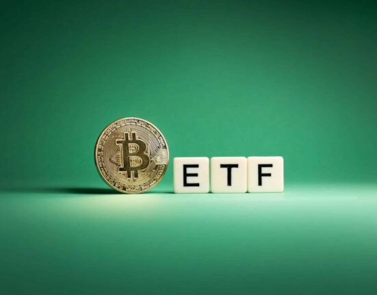 Bitcoin Spot ETF Exodus Continues: $900 Million Outflows Extend Losing Streak