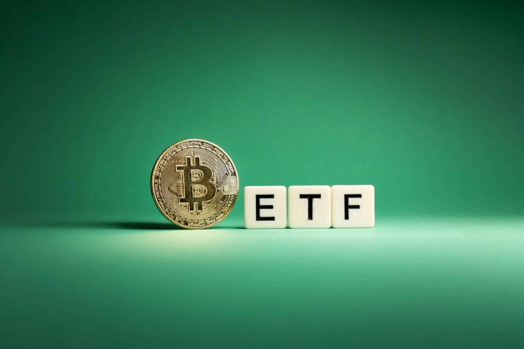 Bitcoin Spot ETF Exodus Continues: $900 Million Outflows Extend Losing Streak